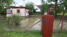Voda, která se prohnala v nedli veer Hoepníkem na Pelhimovsku, zaplavila