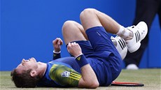 NEPÍJEMNÁ CHVÍLE. Britský tenista Andy Murray se bhem finále v Londýn ocitl