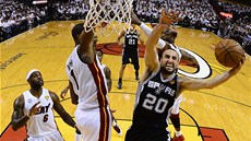 Manu Ginobili ze San Antonia zakonuje v utkání s Miami. 