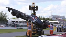 Jeřáb zvedá poškozený monopost Sauber po havárii Estebana Gutiérreze při Velké