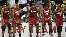 JAKO NA HANB. Basketbalisté Miami pi time-outu zpytují svdomí. Jejich soupe