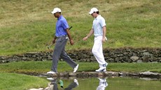 Sledovaná dvojice. Tiger Woods and Rory McIlroy pi US Open.