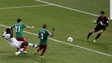 Mario Balotelli střílí na Poháru FIFA v utkání proti Mexiku vítězný gól Itálie. 