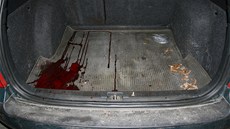 V aut nali u devatenáctiletého mladíka puky, noe, tlumie, náboje i krev