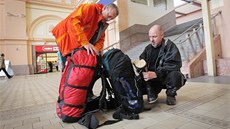 Dobrovolníci Tomá Procházka (vpravo) a Jií Sieger vyrazili na pomoc lidem,