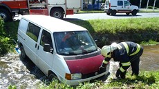 Dodávku u erpací stanice v Kolinci idi nezabrzdil runí brzdou a auto sjelo pes silnici do potoka. Na zadním sedadle byla ena s díttem. Vyvázly bez zranní.