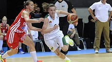 Litevská basketbalistka Inesa Visgaudaiteová prochází chorvatskou obranou.