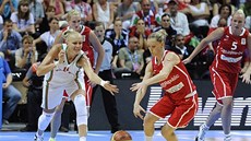 Kateřina Bartoňová (druhá zprava) v souboji s Jelenou Leučankovou z týmu