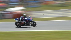 panlský motocyklista Jorge Lorenzo se ítí do cíle závodu MotoGP ve Velké
