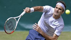 Podání výcarského tenisty Rogera Federera ve finálovém duelu s Michailem