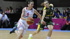 Česká basketbalistka Veronika Bortelová (vlevo) se snaží prosadit přes bránící