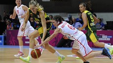 Česká basketbalistka Veronika Bortelová (vpravo) v souboji s Litevkou Gintare