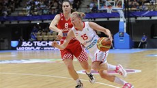 Česká basketbalistka Kateřina Hindráková (vpravo) obchází Emanuelu Salopekovou
