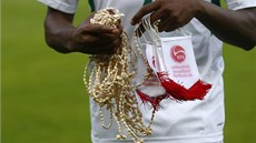 Nigerijec Ahmed Musa s dárky, které on a jeho spoluhrái dostali ped zápasem s