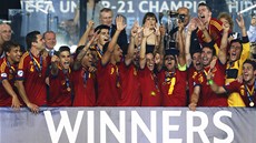 Španělští fotbalisté se radují z titulu mistrů Evropy do 21 let.