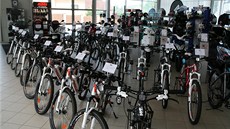 Z prodejny zmizely dva motocykly a p�es t�i desítky kol.