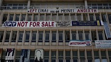 Proti zru�ení vysílání ve�ejnoprávní televize v centru Atén demonstrovaly