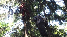 Hasii zachraovali u Ptení na Prostjovsku paraglidistu, který zstal viset za