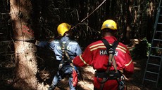 Hasii zachraovali u Ptení na Prostjovsku paraglidistu, který zstal viset za