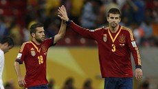 Jordi Alba (vlevo) a Gerard Piqué slaví výhru Španělska nad Uruguayí.