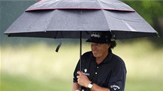 Phil Mickelson se na US Open ukrývá pod detníkem.