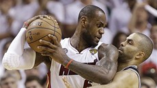 LeBron James (vlevo) z Miami odhodil elenku a (mimo jiné) razantn zaútoil