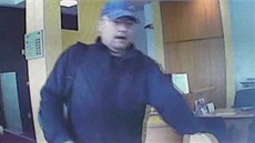 Lupi nejprve vrátil kabelku, pak hrozil zbraní