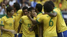 JSI PAŠÁK! Fotbalisté Brazílie chválí Neymara (uprostřed) za gól proti Japonsku.