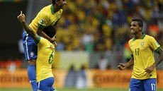TENHLE ZÁPAS VYHRAJEME. Brazilec Paulinho (nahoe) se raduje z gólu proti