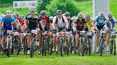 HROMADNÝ START. Na zaátku závodu jelo pole jezdc jet pokup. Následující