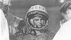 Oblékání skafandru Těreškovové v den startu