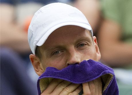 MÁM TO. Tomá Berdych loskou historii nezopakoval. Tehdy se louil s Wimbledonem u v 1. kole, letos ho zvládl bez problém.