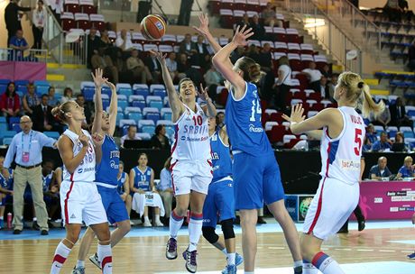 Basketbalistky Srbska (v bílém) pehrály Itálii a na mistrovství Evropy jsou v