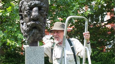 Akademický socha Stanislav Hanzík si pochvaluje, e busta nyní stojí na lepím