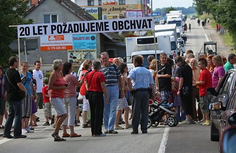 Lidé v Olbramovicích demonstrovali za urychlenou stavbu obchvatu kolem obce...