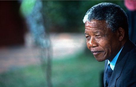 Nelson Mandela na snímku z roku 1990 krátce poté, co byl po 27 letech vzení