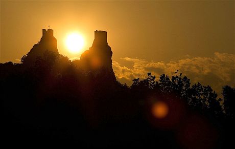 Východ slunce nad zíceninou hradu Trosky.