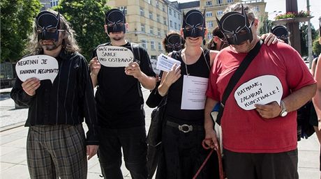 lenové sdruení Kunsthalle v maskách netopýího mue mlky protestovali proti