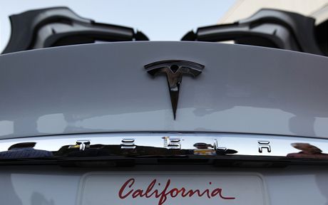 Pohled na zá pipravovaného SUV firmy Tesla nazvaného Model X. Do výroby by
