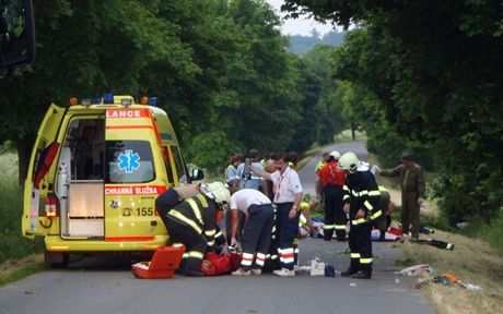 Pi nehod se zranil idi i dva spolujezdci. Ti nebyli pipoutaní a z vozu