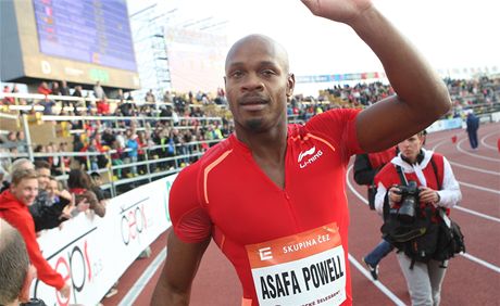 Jamajsk sprinter Asafa Powell se raduje z vtzstv v Ostrav. 