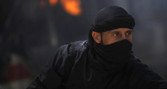 Bojovník povstalecké brigády Jabhat al-Nusra v syrském mst Rakká (18. ervna