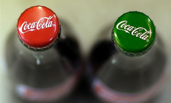 Zelená Coca-Cola by měla mít polovinu kalorií než její normální verze.