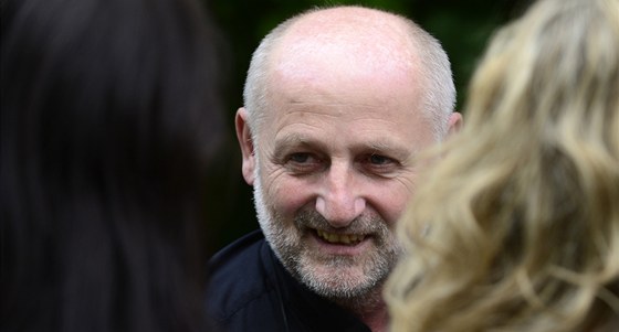 Bývalý editel T JIí Balvín pichází do Kramáovy vily (28. ervna 2013)