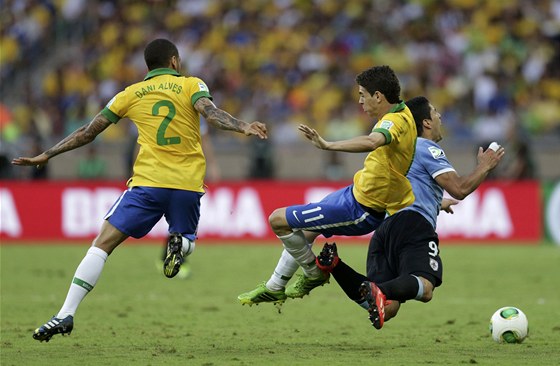 TUHÝ BOJ. Dani Alves (vlevo) sleduje, jak jeho spoluhrá Oscar padá po souboji