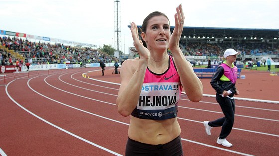 Zuzana Hejnová po vítzství v závod na 400 metr pekáek na mítinku Zlatá
