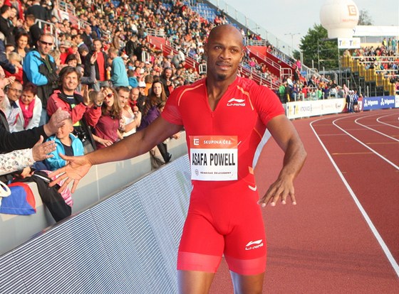 Asafa Powell byl nejvtí hvzdou letoní Zlaté tretry. V Ostrav zvítzil v