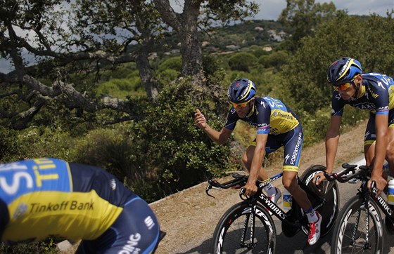 TRÉNINK NA KORSICE. Jeden z favoritů Tour de France Alberto Contador diskutuje