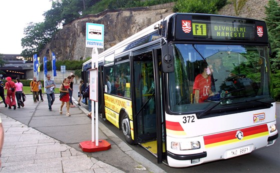 Také letos budou festivalové hosty zdarma vozit mimoádné autobusové linky.