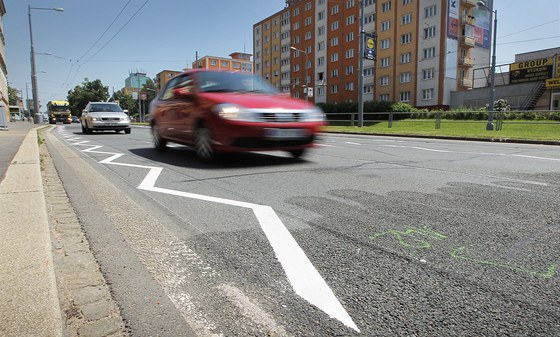 Jeden z pechod na frekventované typroudové Rokycanské ulici v Plzni